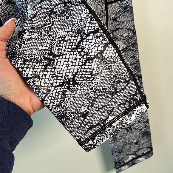 EUC Zyia Active Cobra Metallic Light n Tight Capri Legging Size 4 / Small - Picture 6 of 10